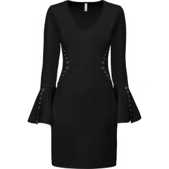 Sukienka bonprix czarny. Czarne sukienki damskie marki bonprix, do pracy, z aplikacjami, eleganckie, bez kołnierzyka, bez rękawów, rozkloszowane. Za 149,99 zł.