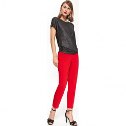 BLUZKA BŁYSZCZĄCA Z ZAKŁADANYM PRZODEM. Czerwone bluzki asymetryczne Top Secret, eleganckie. Za 69,99 zł.