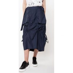 Spódnica w kolorze granatowym. Niebieskie spódniczki damskie marki Deni Cler, bez wzorów, z denimu, z podwyższonym stanem, midi, rozkloszowane. W wyprzedaży za 319,95 zł.