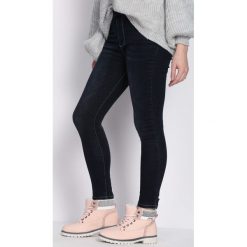 Granatowe Jeansy Bargain. Niebieskie jeansy damskie Born2be, s. Za 79,99 zł.