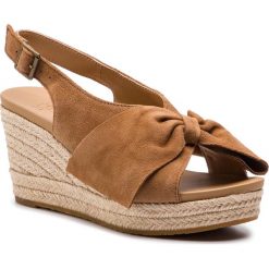 Espadryle UGG - W Camilla 1100976 W/Che. Pomarańczowe espadryle damskie Ugg, bez wzorów, z zamszu, bez obcasa, na obcasie. W wyprzedaży za 419,00 zł.