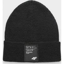 Czapka męska CAM062 - głęboka czerń. Czapki męskie 4f, bez wzorów, z dzianiny. Za 49,99 zł.
