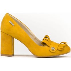 Nubukowe czółenka z frędzlami - skóra naturalna - model 043 - kolor żółty. Żółte czółenka damskie Zapato, na co dzień, bez wzorów, z jeansu, z okrągłym noskiem, bez obcasa, na obcasie. W wyprzedaży za 255,20 zł.