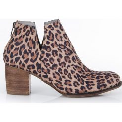 Wycięte botki na słupku - skóra naturalna - model 501 - kolor panterka. Szare botki damskie Zapato, na lato, z jeansu, klasyczne, przed kostkę, bez obcasa, na obcasie, bez zapięcia. Za 399,00 zł.