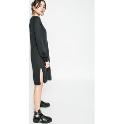 Pepe Jeans - Sukienka. Niebieskie sukienki damskie Pepe Jeans, na co dzień, s, bez wzorów, z poliesteru, casualowe, z okrągłym kołnierzem, z długim rękawem, długie, maxi, proste. W wyprzedaży za 179,90 zł.