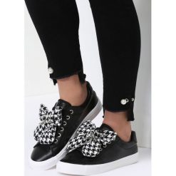 Czarne Trampki Young Lady. Czarne buty sportowe damskie vices, bez wzorów, sportowe. Za 59,99 zł.