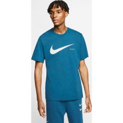 Nike Sportswear Swoosh Koszulka Niebieski. Niebieskie podkoszulki męskie Nike, xl, z nadrukiem, z bawełny, bez kołnierzyka, z krótkim rękawem, krótkie. Za 111,95 zł.