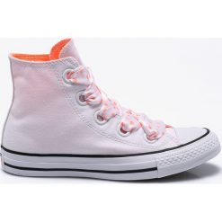 Converse - Trampki. Białe trampki i tenisówki damskie marki Converse, z gumy, na sznurówki. W wyprzedaży za 239,90 zł.