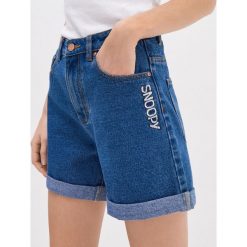 Jeansowe szorty z aplikacją Snoopy - Niebieski. Niebieskie szorty damskie House, s, z aplikacjami, z jeansu. Za 99,99 zł.