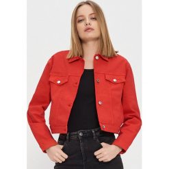 Krótka jeansowa kurtka - Czerwony. Czerwone kurtki damskie House, s, bez wzorów, z jeansu, krótkie, bez kaptura. Za 119,99 zł.