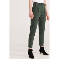 Spodnie chino z paskiem - Khaki. Brązowe spodnie damskie Reserved, bez wzorów. Za 89,99 zł.