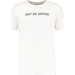 Wood Wood OUT OF OFFICE Tshirt z nadrukiem offwhite. Białe koszulki polo męskie marki Wood Wood, l, z nadrukiem, z bawełny. Za 229,00 zł.