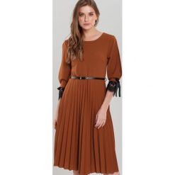Camelowa Sukienka Rayner. Brązowe sukienki damskie Renee, s, w paski, z dzianiny, eleganckie, bez kołnierzyka, bez rękawów, rozkloszowane. Za 109,99 zł.