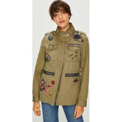 Desigual - Kurtka. Zielone kurtki damskie Desigual, z haftami, z bawełny, krótkie. W wyprzedaży za 529,90 zł.