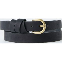 Pasek ze złotą sprzączką. Czarne paski damskie Pull&Bear, w paski. Za 29,90 zł.
