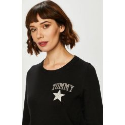 Tommy Hilfiger - Sweter. Czarne swetry damskie TOMMY HILFIGER, s, z aplikacjami, z bawełny, z krótkim rękawem, krótkie, bez kaptura. W wyprzedaży za 299,90 zł.