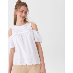 Bluzka off shoulder z haftem - Biały. Białe bluzki damskie House, s, z haftami, bez kołnierzyka, bez rękawów. W wyprzedaży za 39,99 zł.