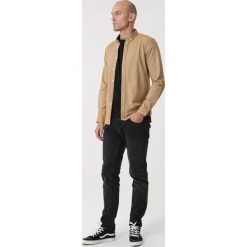 Ciemnobeżowa Koszula Keperra. Brązowe koszule męskie Born2be, xl, bez wzorów, biznesowe, button down, z długim rękawem. Za 84,99 zł.
