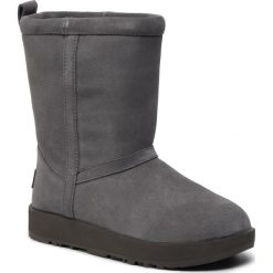 Buty UGG - W Classic Short Waterproof 1017508 W/Mtl. Szare kozaki damskie Ugg, ze skóry, bez obcasa, bez zapięcia. W wyprzedaży za 729,00 zł.