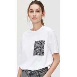 Koszulka oversize z kieszonką - Biały. Białe koszulki damskie Cropp, s, bez wzorów, bez kołnierzyka. W wyprzedaży za 35,99 zł.