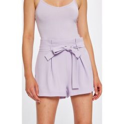 Answear - Szorty Violet Kiss. Szare szorty damskie ANSWEAR, z tkaniny, casualowe, z podwyższonym stanem. W wyprzedaży za 79,90 zł.
