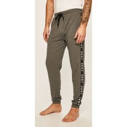 Dkny - Spodnie piżamowe. Szare piżamy męskie DKNY, s, z nadrukiem, z bawełny. Za 249,90 zł.