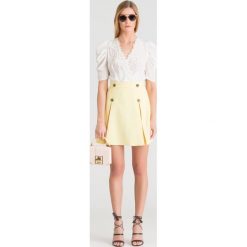 Biało-żółta dwuczęściowa sukienka Elisabetta Franchi. Białe sukienki damskie w koronkowe wzory, z koronki, krótkie, mini. Za 1224,50 zł.
