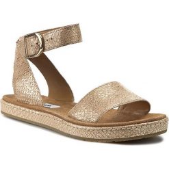 Sandały CLARKS - Romantic Moon 261175664 Champagne. Żółte sandały damskie Clarks, bez wzorów, ze skóry ekologicznej, bez obcasa. W wyprzedaży za 229,00 zł.