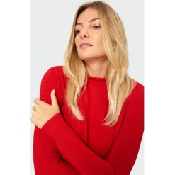 Czerwony sweter z riuszką. Czerwone swetry damskie Greenpoint, bez wzorów, z elastanu, bez rękawów, bez kaptura. Za 59,99 zł.