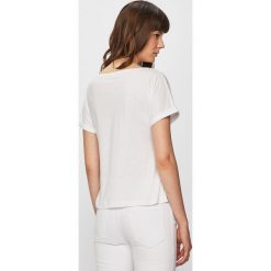 Emporio Armani - Top. Białe bluzki damskie Emporio Armani, s, z nadrukiem, z bawełny, z okrągłym kołnierzem. W wyprzedaży za 159,90 zł.