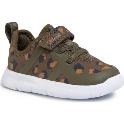 Sneakersy CLARKS - Ath Flux T 261498647 Olive Camo. Zielone trampki chłopięce Clarks, bez wzorów, z tworzywa sztucznego, na rzepy. Za 179,00 zł.