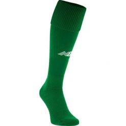 Getry piłkarskie - EMA6133JGN. Zielone skarpetogetry piłkarskie marki New Balance, z elastanu, do piłki nożnej. W wyprzedaży za 29,99 zł.