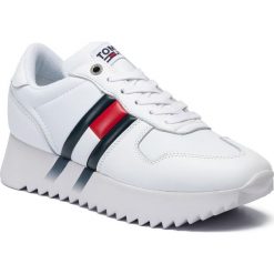 Sneakersy TOMMY JEANS - High Cleated Corporate Sneaker EN0EN00695 White YBS. Białe półbuty damskie Tommy Jeans, bez wzorów, z jeansu, bez obcasa, na płaskiej podeszwie, bez zapięcia. Za 449,00 zł.