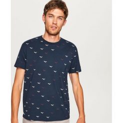 T-shirt z mikroprintem - Granatowy. Niebieskie t-shirty męskie Reserved, l. Za 49,99 zł.