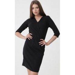 Czarna Sukienka Bluebellie. Czarne sukienki damskie Born2be, do pracy, xl, bez wzorów, z dzianiny, eleganckie, bez kołnierzyka, bez rękawów, mini, dopasowane. Za 69,99 zł.