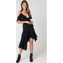 NA-KD Party Asymetryczna sukienka kopertowa z falbaną - Black. Czarne sukienki asymetryczne marki NA-KD Party, na imprezę, z poliesteru, z asymetrycznym kołnierzem. Za 80,95 zł.