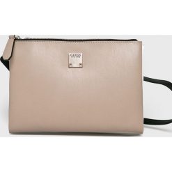 Guess Jeans - Torebka. Brązowe torebki klasyczne damskie Guess Jeans, w paski, z jeansu, casualowe, małe, bez dodatków. W wyprzedaży za 339,90 zł.