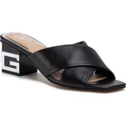Klapki GUESS - Madra FL6DRA LEA03 BLACK. Czarne klapki damskie Guess, z aplikacjami, ze skóry, bez obcasa, na obcasie. Za 639,00 zł.