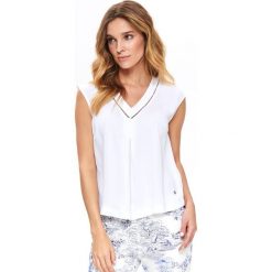 Elegancka bluzka z ozdobnym dekoltem. Białe bluzki damskie Top Secret, z haftami, eleganckie, z dekoltem w serek, bez rękawów. W wyprzedaży za 39,99 zł.