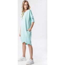 Jasnoniebieska Sukienka Iaomine. Niebieskie sukienki damskie Born2be, s, bez wzorów, z jeansu, z okrągłym kołnierzem, bez rękawów, midi, oversize. Za 59,99 zł.