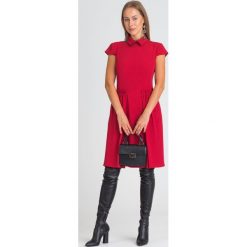 CZERWONA SUKIENKA EMPORIO ARMANI. Czerwone sukienki damskie Emporio Armani, na imprezę, bez wzorów, z włoskim kołnierzykiem, bez rękawów. Za 1219,50 zł.