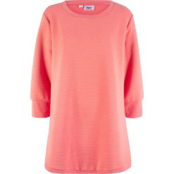Długa bluza dresowa w strukturalny wzór w poziomy prążek bonprix dymny koralowy. Różowe bluzy damskie bonprix, z dresówki, bez kaptura. Za 37,99 zł.