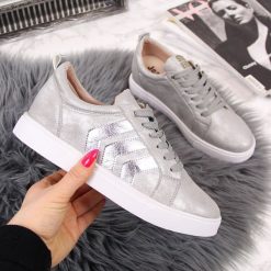 Sneakersy na koturnie srebrne Jezzi - srebrny. Szare sneakersy damskie Jezzi. Za 70,00 zł.