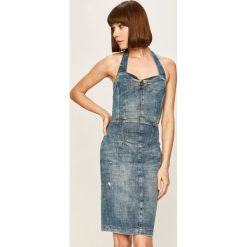 Guess Jeans - Sukienka jeansowa. Niebieskie sukienki damskie Guess Jeans, na co dzień, s, z aplikacjami, z elastanu, casualowe, bez kołnierzyka, bez rękawów, mini, proste. W wyprzedaży za 549,90 zł.