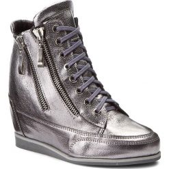 Sneakersy OLEKSY - 2111/A68/000/000/000 Srebrny. Szare półbuty damskie marki Oleksy, bez wzorów, ze skóry, bez obcasa, na obcasie, bez zapięcia. W wyprzedaży za 259,00 zł.