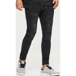Jeansy SLIM JOGGER - Czarny. Czarne jeansy męskie slim Cropp. Za 129,99 zł.