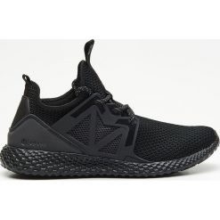 Lekkie sneakersy - Czarny. Czarne sneakersy męskie Cropp, bez zapięcia. W wyprzedaży za 89,99 zł.