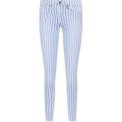 Jeansy Skinny Fit Guess JENNIFER LOPEZ W0GA18 D4051. Jeansy damskie Guess. Za 519,00 zł.