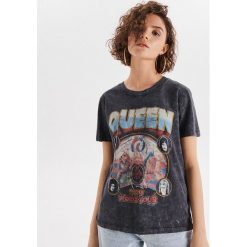 Koszulka Queen - Szary. Szare koszulki damskie Cropp, s, bez wzorów, bez kołnierzyka, bez rękawów. Za 59,99 zł.