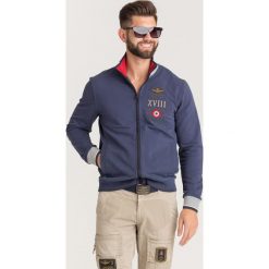 BLUZA Aeronautica Militare. Niebieskie bluzy męskie Aeronautica Militare, s, z aplikacjami, z elastanu, bez kołnierzyka, bez rękawów, bez kaptura. Za 709,00 zł.